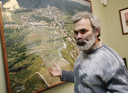 Vladimír Buřt s mapou Horního Jiřetína