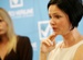 Reedová zírá, co se u Bárty děje. On o ní uvažuje jako o ministryni
