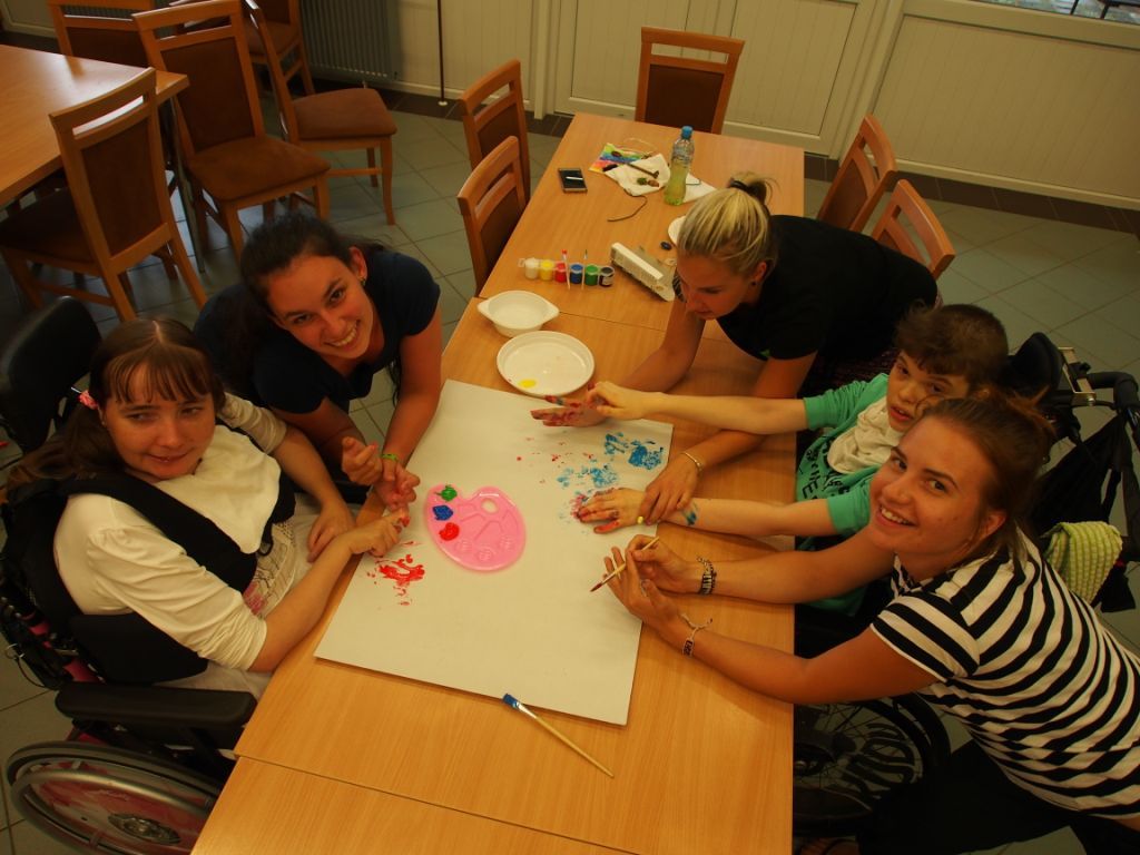 Malování s asistentkami během odlehčovacího pobytu Rett Community v červenci 2017 v Češkovicích na Blanensku. Foto Lenka Kohoutková, 2017.