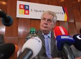 Debil, žumpa, pitomci, kurvička, zkurvený trpaslík. Zeman taky mluví sprostě, žaluje server