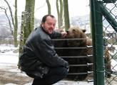 Buzerace, bordel a šikana. Šéf soukromníků brání stranu a útočí na politiky