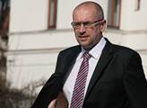 Tahle vláda nám pořád jen slibuje, ale kolegům stagnují platy, rozčílil se v ČT rektor Bek