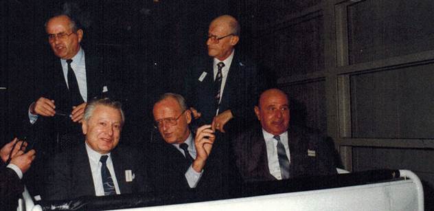 Ministr strojírenství a elektrotechniky Miroslav Grégr, šéf koncernu Volkswagen Carl Hahn (uprostřed) a místopředseda vlády František Vlasák (vlevo) při prohlídce závodu Volkswagen ve Wolfsburgu v říjnu 1990