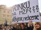 Tady jsou. Kdo všechno si přišel plivnout na Macinku Pavlovi pod oknem