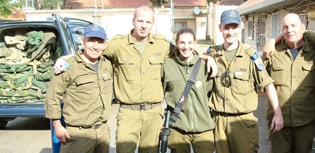 Josef Zbořil (druhý zleva) českým dobrovolníkem v izraelské armádě: program SAR-EL v březnu 2016