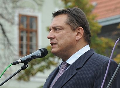 Paroubek: Nemusím podávat raport z každé zahraniční cesty