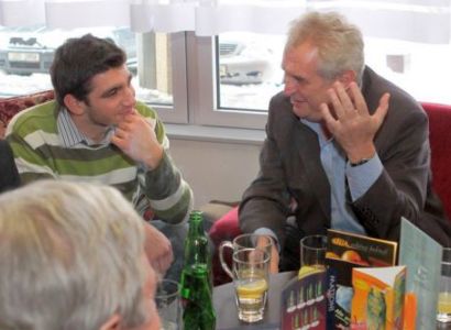 Zemanovec rozdával víno lidem závislým na alkoholu