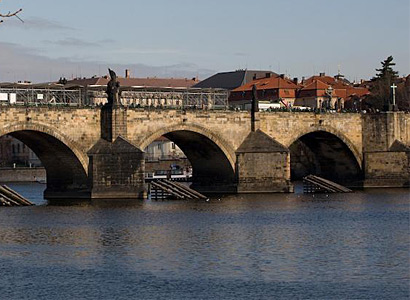 Praha si může oddychnout. Za Karlův most pokutu platit nebude