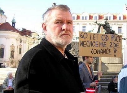 KSČM se snaží zfalšovat dějiny, tvrdí senátor Štětina