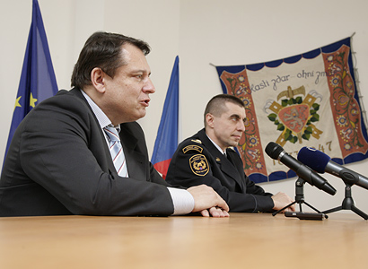 Paroubek dělá na Ústecku kampaň i v hasičárně. Zemana se nebojí