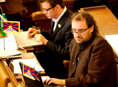 Tibetské vlajky provázejí klidné jednání sněmovny