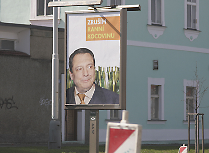 Paroubek bojuje proti kocovině. Kdo za billboardy stojí, ODS prý neví