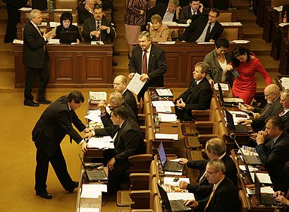Vláda chce o volbě prezidenta jednat s ČSSD, pokračovat se bude za měsíc