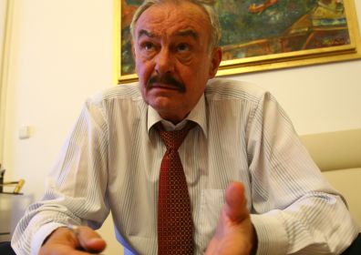 Šéf Senátu Sobotka: Ať si Topolánek pomůže sám