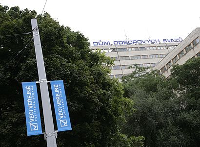 Véčka. S odbory se nebaví, jejich centrálu ale obehnala poutači