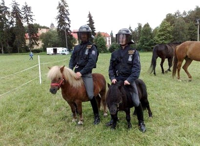 Policisté mají srandu z Johna. Jezdí na ponících a mají tažné vlčáky