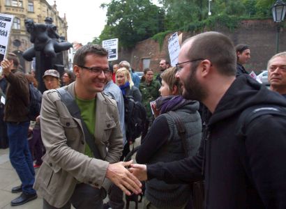 Demonstrace proti Jochovi: Liška se přátelsky vítal s anarchistou