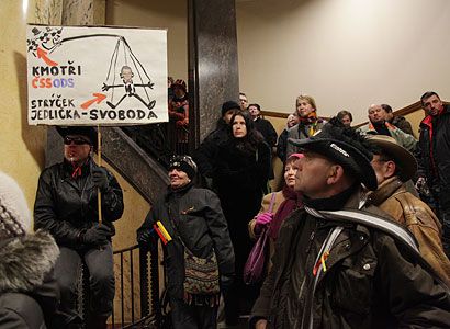 Pražská koalice vydrží. "Smečka" nekultivovaných demonstrantů ji posílila