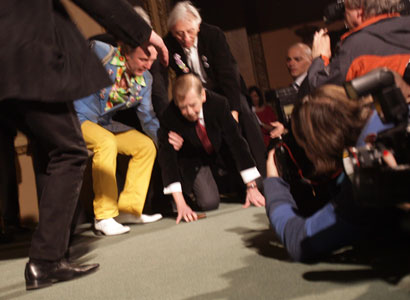 Havel přišel na premiéru Odcházení a při výstupu na pódium upadl