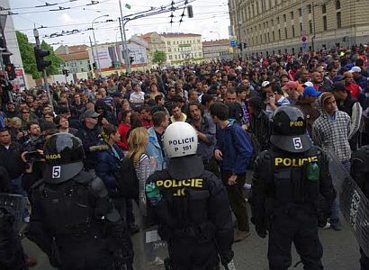 Odboráři v pátek projdou Prahou, chtějí lepší vyšetřování korupce