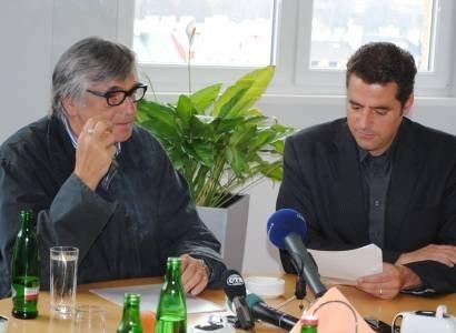 Miliony létají vzduchem, Karlovy Vary nadávají na Bartošku