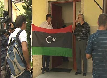 Libyjští povstalci ovládli i pražskou ambasádu. Vlaje jejich vlajka