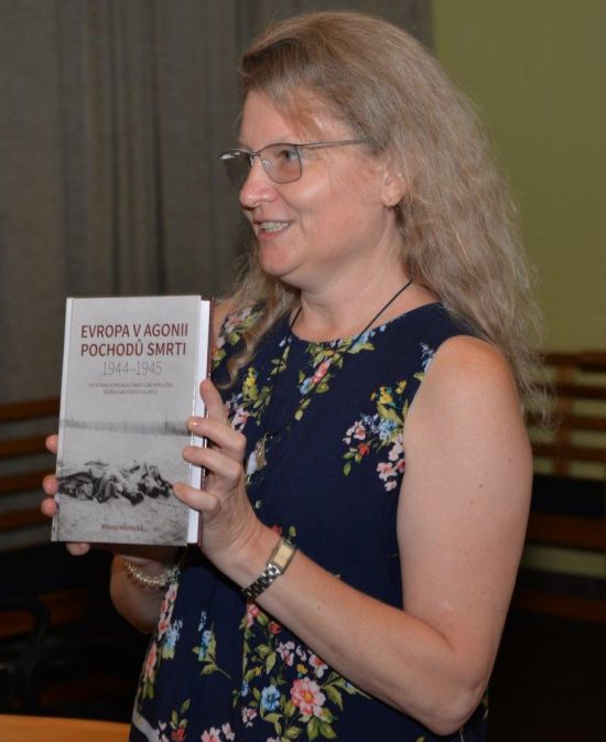 Milena Městecká při křtu své knihy