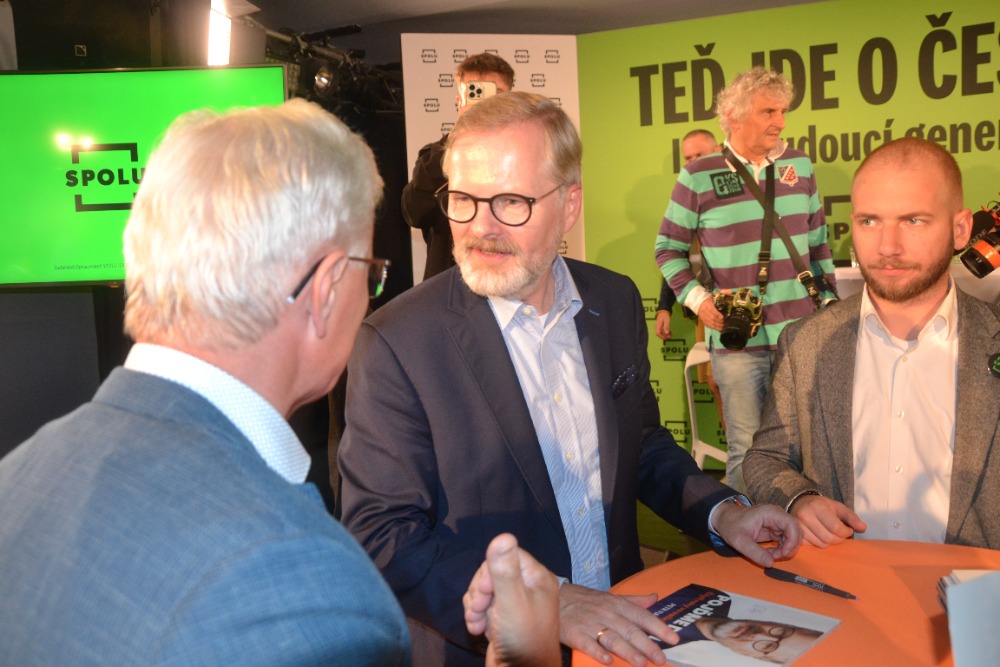 Po besedě podepisoval premiér volební bulletiny svým příznivcům. Foto: Jan Štěpán