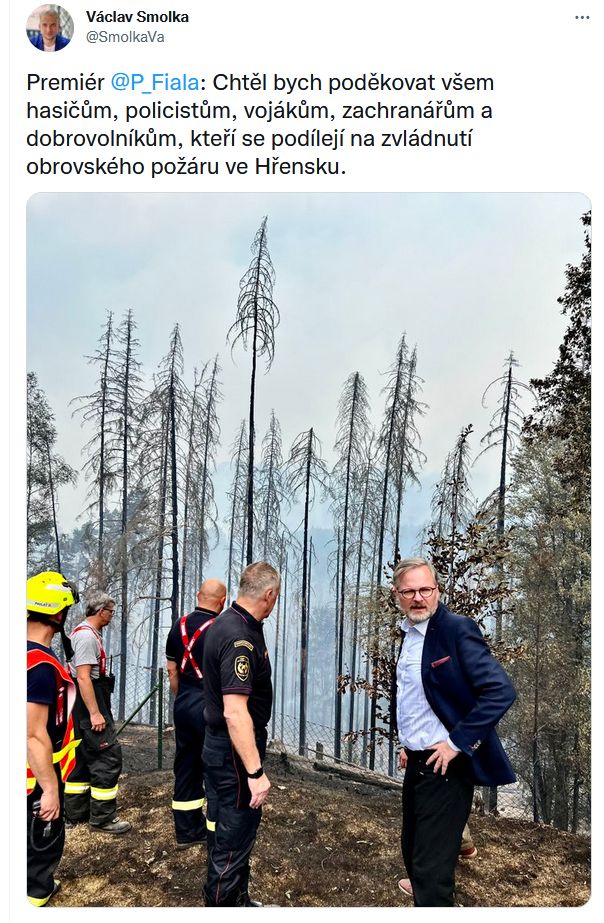 Premiér Petr Fiala obhlíží situaci při požáru v Ústeckém kraji