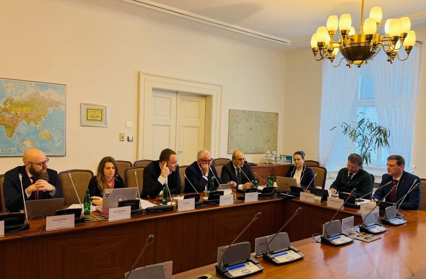 práce ve Sněmovně