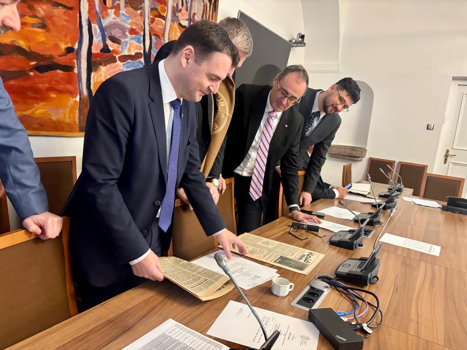 poslanci Motoristů čtou Rudé právo 