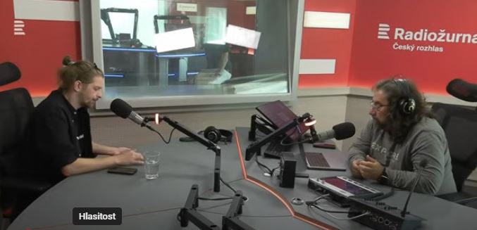 Adam Sybera ve studiu Radiožurnálu