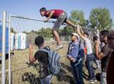 Čeští policisté dnes odjíždí střežit maďarské hranice