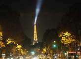 Účastníci pietní akce v Brně sestavili Eiffelovu věž ze svíček