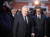 Zeman, Sobotka a další uctili před francouzskou ambasádou v Praze oběti útoku v Paříži
