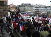 Okamurova demonstrace z Václaváku se vydala průvodem k náměstí Republiky