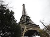 Desítky tisíc lidí v ulicích, stávkuje i Eiffelova věž. Ve Francii to opět vře