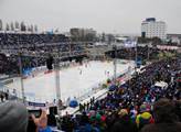 Tisíce hokejových diváků vzdaly hold novodobým válečným veteránům a armádě