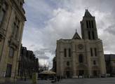 Svědectví z problémového předměstí Paříže: Mešity, halál obchody, ale i muslimka v minisukni. A v knihovně hrají Hamlet Kebab