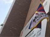 Na budově úřadu Prahy 10 dnes vlaje tibetská vlajka