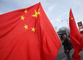 Policie odložila případ čínských vlajek na Evropské. Není jak zahájit trestní stíhání