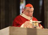 Vražda v kostele: Kardinál Duka se modlí