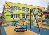 Praha 10 má novou školku, kterou navrhovaly děti. Hřiště chtěly v lese