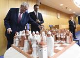 Hejtman Zimola věnoval prezidentu Zemanovi keramické šachy