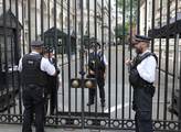 „Máte na to koule?“ Je čas být drsní, píše novinářka z Británie: Uvěznit, deportovat, zavírat lidi i mešity