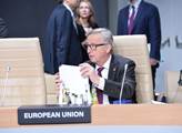 Juncker mluvil před europoslanci a ti čeští nevěřícně zírali. Ale Telička spokojeně tleskal