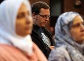 Šátková aféra po anglicku: Po zákazu hidžábu se muslimští rodiče vzbouřili a udělali moc nepěknou věc