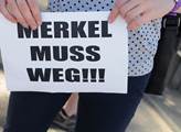 Je tu další protest proti Merkelové. Tentokrát před Lichtenštejnským palácem