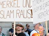 Merkelová pozvala islamisty. Může i za teroristické útoky! V centru Prahy zazněla drsná slova v němčině