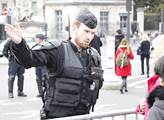 "Mám třináct let stejnou neprůstřelnou vestu!" Ve Francii to vře. Policisté jsou v ulicích. V no-go zónách jde o život